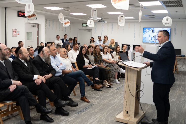 שטראוס מים – השקת בר מים כשר לשבת